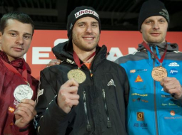 Sudraba medaļas ieguvējs Martins Dukurs (no kreisās), zelta medaļas ieguvējs vācietis Franks Rommels un bronzas ieguvējs Tomass Dukurs. Foto: EPA/LETA