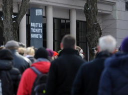 6.marts. Cilvēki stāv rindā pie Latvijas Nacionālās operas, lai iegādātos biļetes uz Dziesmu un deju svētku koncertiem. Daudzi no viņiem kārotās biļetes tā arī nesaņēma. Foto: Evija Trifanova, LETA