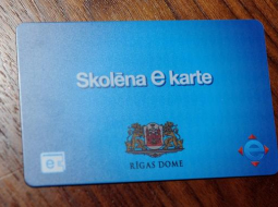 Skolēna jaunā e-karte, kādas tiks dalītas bez maksas Rīgas vispārizglītojošo skolu skolēniem un darbosies kā e-talona un skolēna apliecības apvienojums. Foto: Edijs Pālens, LETA