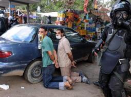 Ēģiptes policija nojauc vienu no prezidenta Mursi atbalstītāju nometnēm. Foto: EPA-LETA