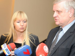 LDDK ģenerāldirektore Elīna Egle (K) un Latvijas Brīvo arodbiedrību savienības priekšsēdētājs Pēteris Krīgers (L). Autors - Edijs Pālēns, LETA