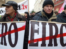 Pie Saeimas ceturtdien piketētāji protestēja pret eiro ieviešanas likuma pieņemšanu. Foto: AFP/LETA
