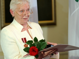 Anna Eižvertiņa, saņemot Triju Zvaigžņu ordeni 2010.gada maijā. Autore: Ieva Čīka, LETA