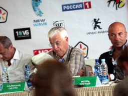 Aleksandrs Šenkmans (no kreisās), Raimonds Pauls un Igors Krutojs "Jaunā viļņa" preses konferencē. Foto: Nora Krevneva, F64