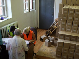 Cilvēki saņem pārtikas pakas trūcīgajiem biedrības "Latvijas Sarkanais Krusts" naktspatversmes telpās Gaiziņa ielā. Foto: Edijs Pālens, LETA