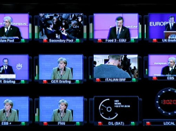 Dažādu ES valstu vadītāju preses konferences redzamas displejā vienlaikus. Foto: EPA/LETA