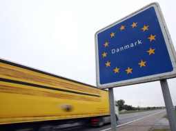 ES zīme ceļa malā Dānijā. Foto: EPA/LETA