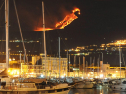 Nacionālā ģeofizikas un vulkanoloģijas institūta foto naktī no 12. uz 13.janvāri. Pēc pirmā izvirduma vulkāns atkal norimis. Avots: EPA/LETA