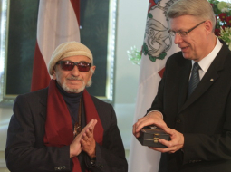 Valsts prezidents Valdis Zatlers 2011.gada pavasarī Rīgas pils Ģerboņu zālē svinīgā ceremonijā pasniedz režisoram Hercam Frankam Triju Zvaigžņu ordeni. Foto Jānis Saliņš, f64