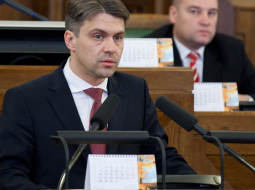 Jaunievēlētais tiesībsargs Juris Jansons nodod svinīgo zvērestu Saeimas sēdē. Foto: F64
