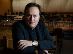 Koncertu diriģēs bijušais Latvijas Nacionālā simfoniskā orķestra vadītājs Karels Marks Šišons. Foto Dmitrijs Suļžics, f64