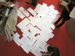 Pie nelielajām telpām ar milzu logiem Rūpniecības ielā modes nams ticis, pateicoties krīzes laika cenām. Divās telpās izvietota darbnīca, vieta gatavajām kolekcijām un modes grāmatām, arī atpūtas stūris. Foto — Jānis Saliņš, F64