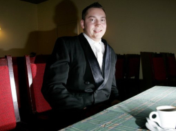 Saeimas bārmenis Renārs Lazovskis, foto: Rūta Kalmuka, f64
