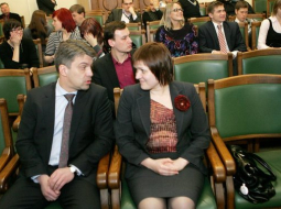 Jaunievēlētais Tisībsargs Juris Jansons un tiesībsarga amata kandidāte Anita Kovaļevska. Foto Raitis Plauks/f64