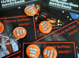 Informatīvie materiāli par kampaņu "Fiktīvas laulības - slazds!". Foto: Ieva Čīka, LETA