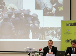 Latvijas nacionālās aviosabiedrības "Air Baltic Corporation" ("airBaltic") prezidents Bertolts Fliks (no kreisās) un sabiedrisko attiecību biroja "Schwartz Public Relations" pārstāvis Viktors Deleski piedalās preses konferencē starptautiskajiem medijiem Vācijas galvaspilsētā Berlīnē. Foto: Ieva Čīka, LETA