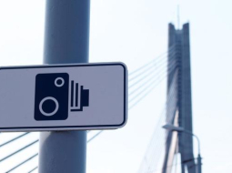 Fotoradara zīme uz Vanšu tilta. Foto: Armands Bubļikovs, F64