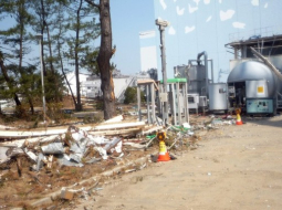 AES īpašnieka "Tokyo Electric Power" izplatīts attēls, kurā redzama avarējušā pirmā reaktora rietumu puse šī gada 13.aprīlī. 5.maijā reaktorā ienākuši pirmie strādnieki kopš postošās zemestrīces un cunami 11.martā. Avots: AFP/LETA