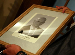 Bijušā tieslietu ministra Gaida Bērziņa foto ierāmēts pirms piestiprināšanas pie sienas. Foto: Edijs Pālens, LETA