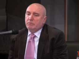 Bijušais premjerministrs, tagad eiroparlamentārietis Ivars Godmanis diskusijā.