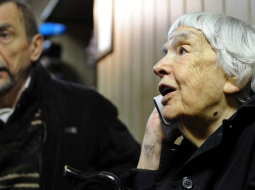 Krievijas cilvēktiesību  aktīvisti Ļevs Ponomarjovs (no kreisās) un Ludmila Aleksejeva aprīlī klausās vienu no tiesas sēdēm pret organizāciju "Golos". Foto: ITAR-TASS/LETA