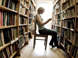 Meitene bibliotēkā. Foto: Andrius Ufartas, F64