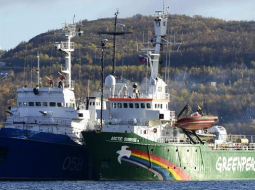 "Greenpeace" ledlauzis "Arctic Sunrise" (pa labi) tika nogādāts Murmanskas  ostā. Foto: ITAR-TASS/LETA