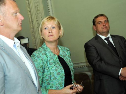 Saeimas deputāts Gaidis Bērziņš (no kreisās), tobrīd vēl kultūras ministre Žaneta Jaunzeme-Grende un Nacionālās apvienības ģenerālsekretārs Aigars Lūsis piedalās preses konferencē. Foto: Evija Trifanova, LETA