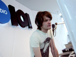 Radio dīdžejs Toms Grēviņš bija palicis gandrīz vai pēdējais no atpazīstamajiem "Radio 101" vadītājiem. Foto: Lauris Vīksne, F64
