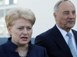 Pagājušā gada jūnijā Lietuvas prezidente Daļa Grībauskaite kopā ar Valsts prezidentu Andri Bērziņu apmeklēja Inčukalna gāzes krātuvi. Foto: Ieva Čīka, LETA
