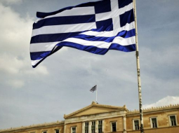 Grieķijas karogs pie parlamenta. Foto: AFP/LETA