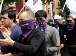 Attēlā: Gruzijas opozicionāri Gruzijas galvaspilsētas Tbilisi ielās 23.maijā.