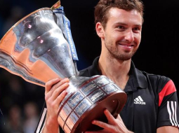 Tenisists Ernests Gulbis ar "ATP World Tour 250" balvu. Foto: EPA/LETA
