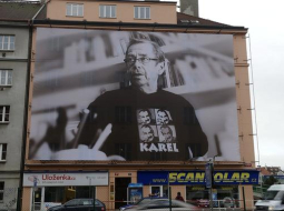 Plakātā pirms šogad janvārī notikušajām Čehijas prezidenta vēlēšanām redzams arī Vāclavs Havels, kurš ietērpts T-kreklā ar visu prezidenta amata kandidātu portretiem. Foto: EPA/LETA