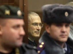 Mihails Hodorkovskis (C) un Platons Ļebedevs (L). Avots: EPA/LETA