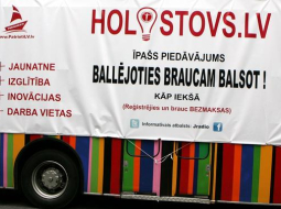 Apvienības "Saskaņas centrs" Saeimas deputāta Alekseja Holostova reklāma uz autobusa pirms Saeimas vēlēšanām Elizabetes ielā 2010.gadā. Foto: Edijs Pālens, LETA