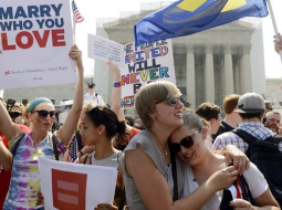 Homoseksuāli pāri priecājas pēc ASV Augstākās tiesas sprieduma, kas leģitimējis laulāto viendzimuma pāru līdztiesību. Foto: EPA/LETA