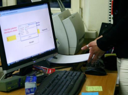 Balsu skaitīšana elektroniski kādā vēlēšanu iecirknī. Foto: Dmitrijs Suļžics, F64