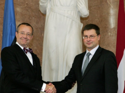 Igaunijas prezidents Tomass Hendriks Ilvess un Latvijas premjerministrs Valdis Dombrovskis. Foto: Raitis Plauks, F64