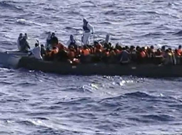 Itālijas glābēju laiva ar nelegālajiem imigrantiem. Foto: AFP/LETA