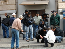 Indijā uz dzelzceļa sliedēm ik gadu iet bojā 15 000 cilvēku. Zemo drošības standartu dēļ gājēji bieži šķērso sliedes neatļautās vietās, un Mumbajā vien ik gadu šādā veidā dzīvību zaudē aptuveni 6000 cilvēku. Indijas dzelzceļš dienā pārvadā 18 miljonus cilvēku.