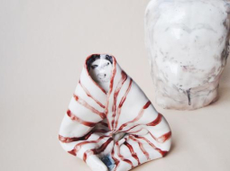 Ingas Melderes porcelānā veidotais darbs "Kažociņš". Publicitātes foto