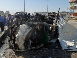 Automašīna Bagdādes ielās pēc bumbas eksplozijas. Foto: AFP/LETA