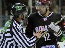 Aleksandrs Žirū (pa labi) spēles brīdī diskutē ar tiesnesi. Foto: Romāns Kokšarovs, F64