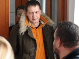 Apsūdzētais Vjačeslavs Širjakovs februārī tiek konvojēts uz sēdi Rīgas apgabaltiesā. Foto: Evija Trifanova, LETA