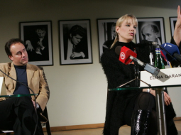 Karels Marks Šišons un Elīna Garanča kādā preses konferencē Rīgā. Foto: Jānis Saliņš, F64