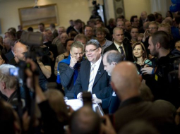 Attēla centrā Nacionālās koalīcijas dalībnieka, partijas "Īstie somi" līderis Timo Soini (kaklasaitē). Viņa partija iepriekšējās vēlēšanās ieguva vien 4,1%, bet šajās - 19%.