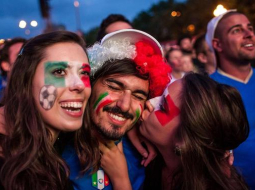 Itāļu futbola fani līksmo Varšavā. Foto: AFP/LETA