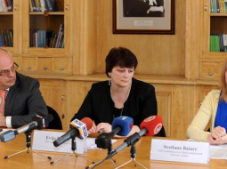 Izglītības un zinātnes ministrs Roberts Ķīlis (no kreisās), Izglītības un zinātnes ministrijas Izglītības departamenta direktore Evija Papule un Nodrošinājuma un finanšu departamenta direktora vietniece finanšu jomā Svetlana Batare piedalās preses brīfingā, kurā informē par pedagogu darba samaksas paaugstināšanu no šā gada 1.septembra. Foto: Edijs Pālens, LETA