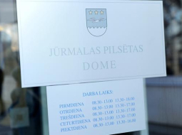 Plāksne pie Jūrmalas domes. Foto: Lita Krone, LETA